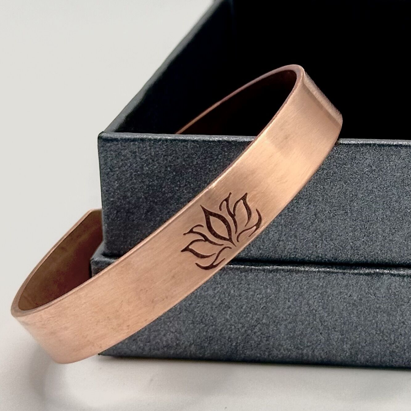 Bakır Bileklik Lotus Çiçeği Desenli Model