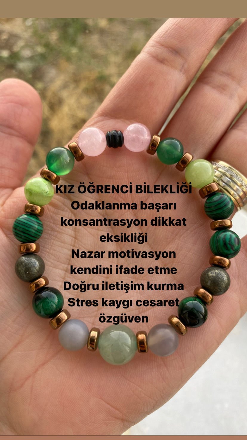 Kız öğrenci Doğaltaş bileklik